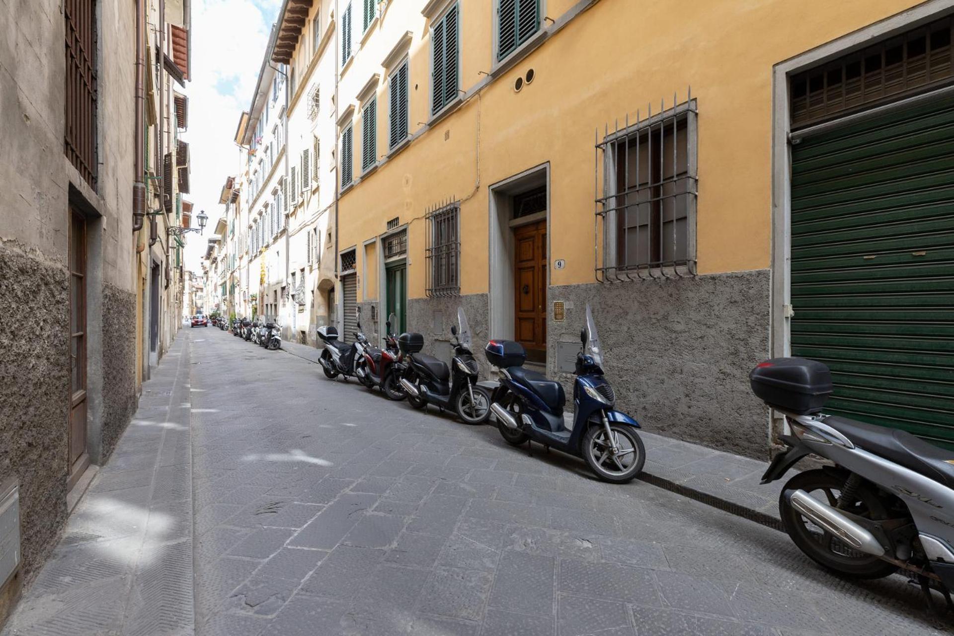 Pitti Family In Appartement